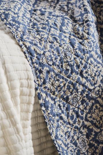 Quilt blå m/naturfarvet blokmønster