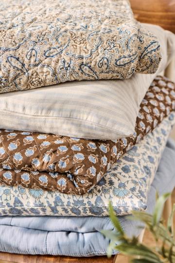 Quilt m/mørkebrunt og blåt blomstermønster