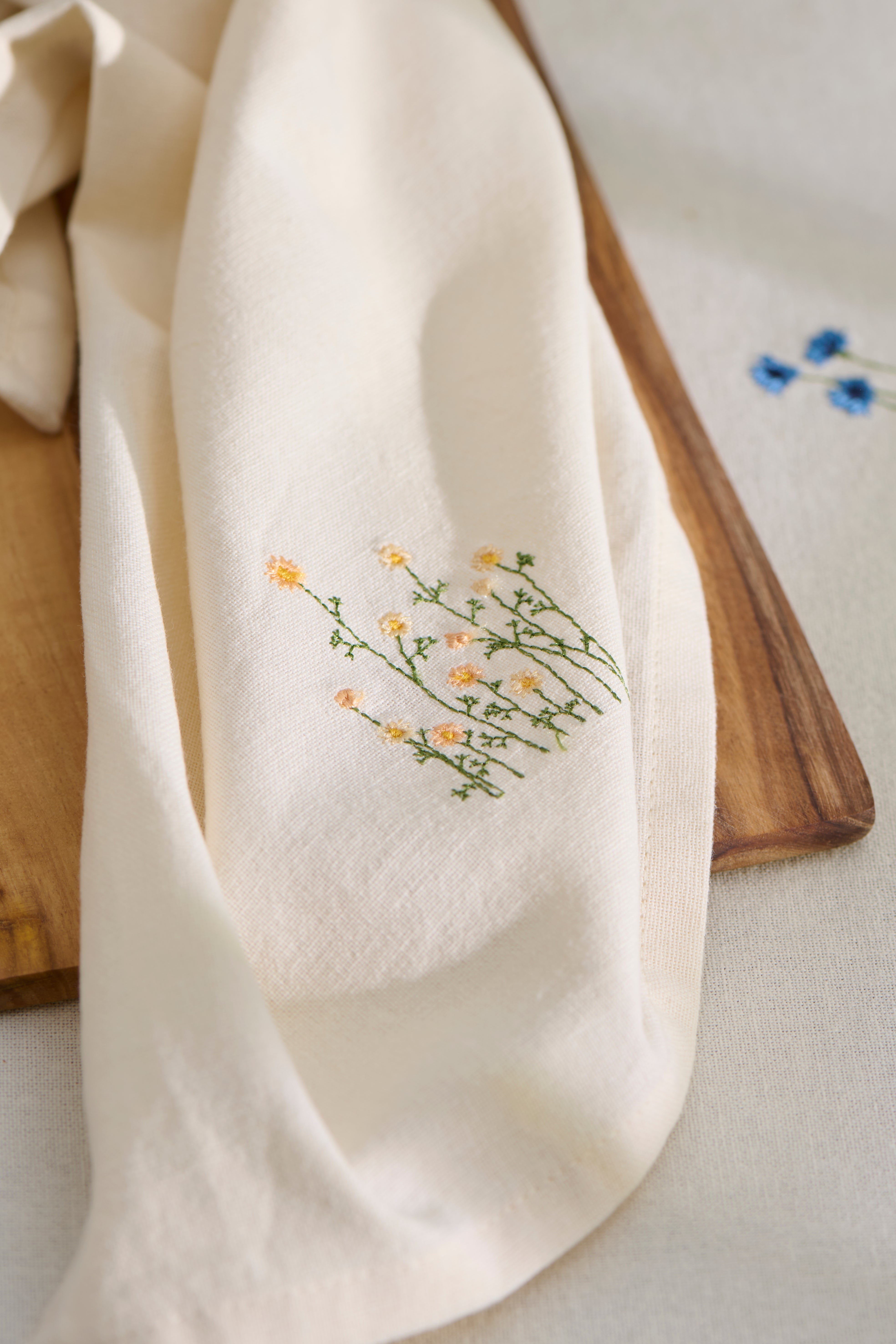 Viskestykke Flora m/gule smørblomster butter cream