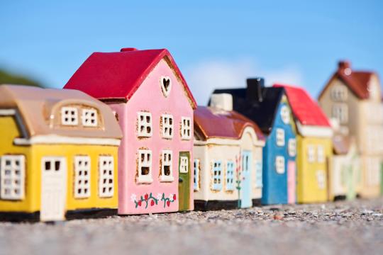 Hus t/fyrfadslys Ebeltoft lyseblå dør stokroser
