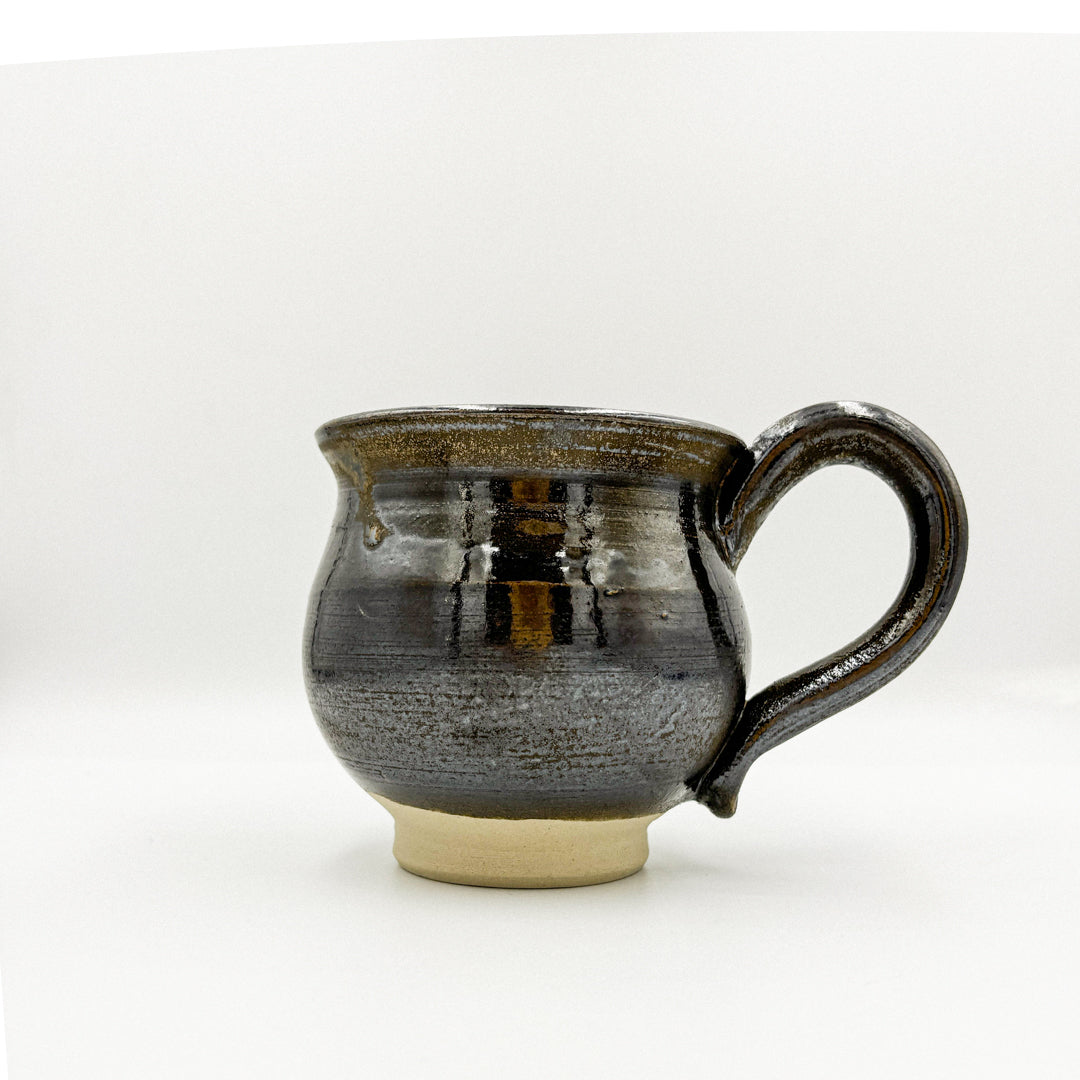 Kop med hank sort - Vangs Keramik