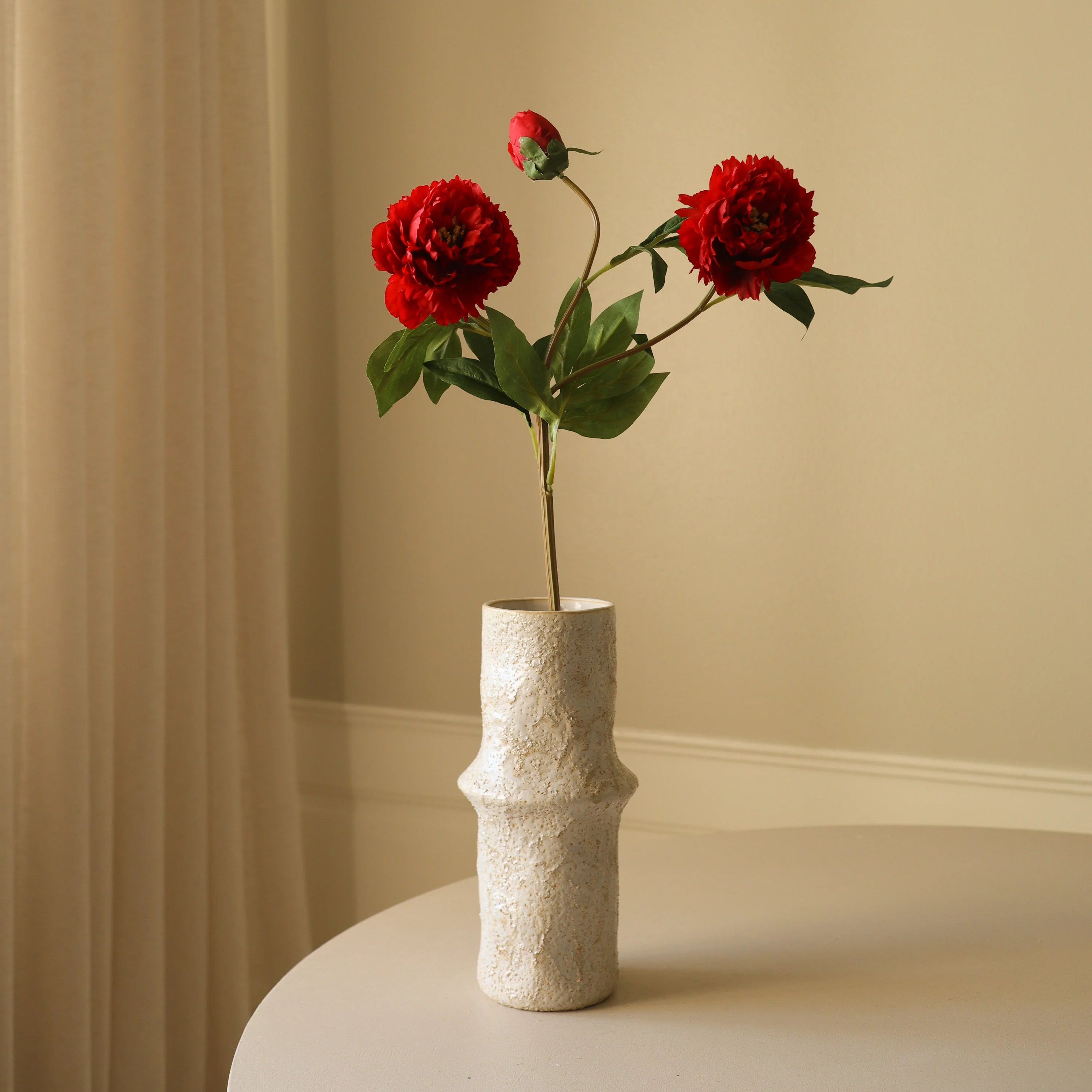 Mørkerød pæon blomst