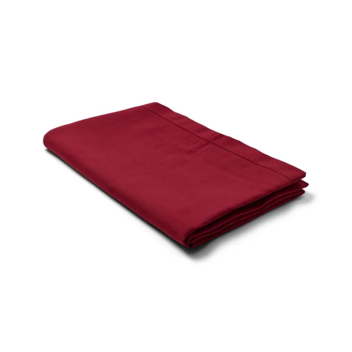 Mørkerød dug med broderet hulsøm