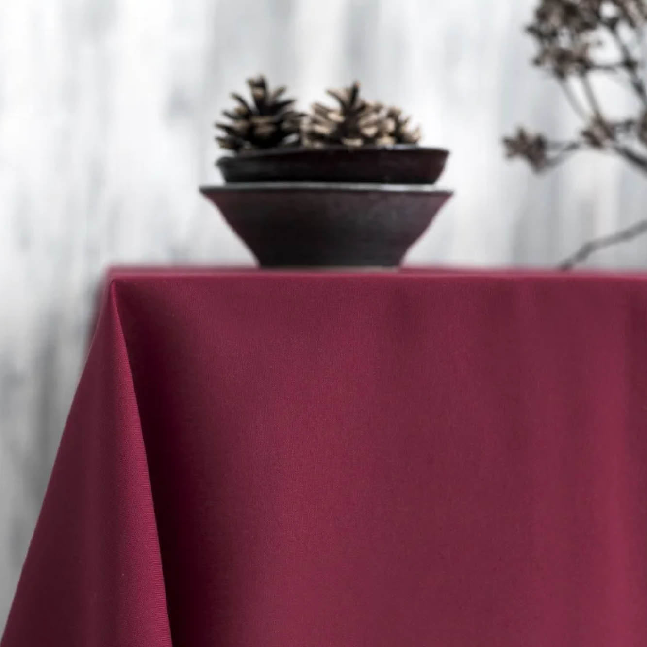 Mørkerød dug med broderet hulsøm