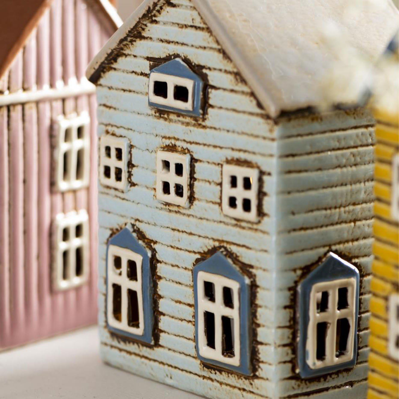 Hus t/fyrfadslys Thorshavn brun dør på siden