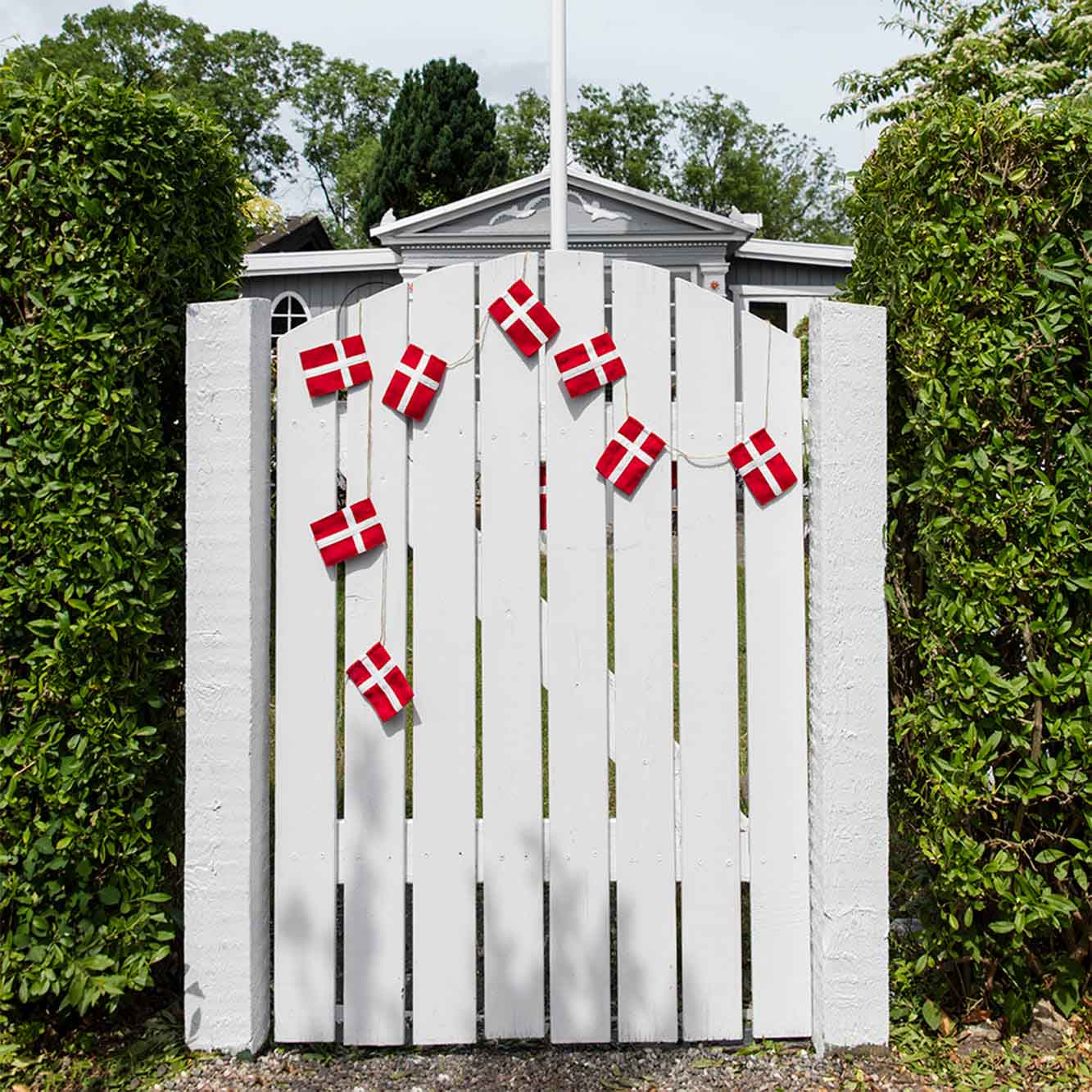 Stor flagranke med Dannebrogsflag