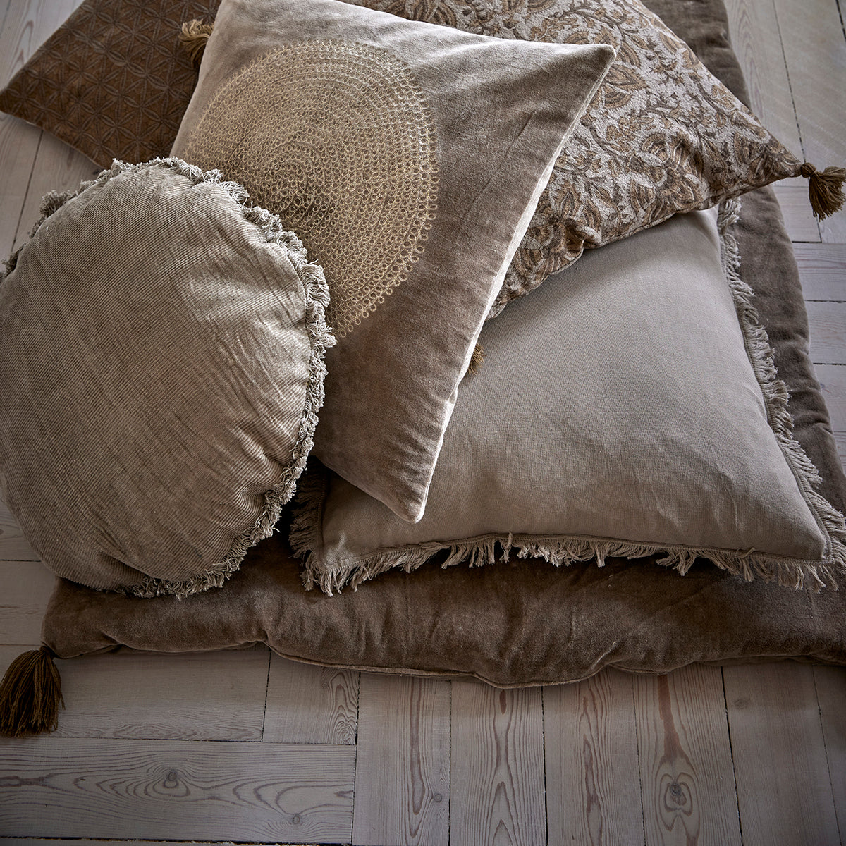 Pude m/fyld 50x50cm velour/bom