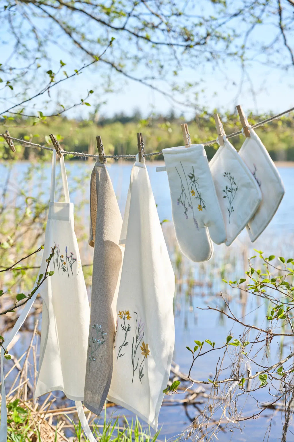 Viskestykke m/broderi blomst 50x70cm bomuld