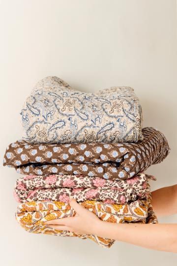 Quilt naturfarvet m/grå, gule og orange vinranker