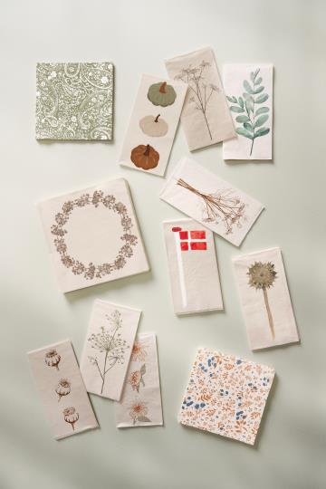 Serviet blomstermotiv i blå og teglfarver 20 stk pr pakke