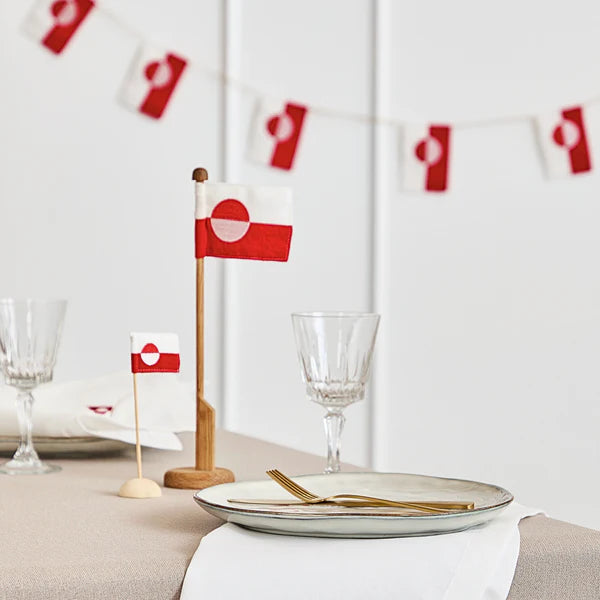 Bordflagstang i egetræ med grønlandsk flag