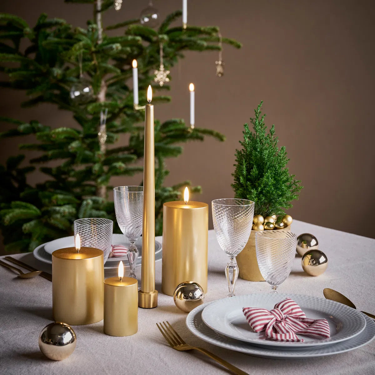 LED pillar candle, Gold finish, Smooth, 7,8x10 cm