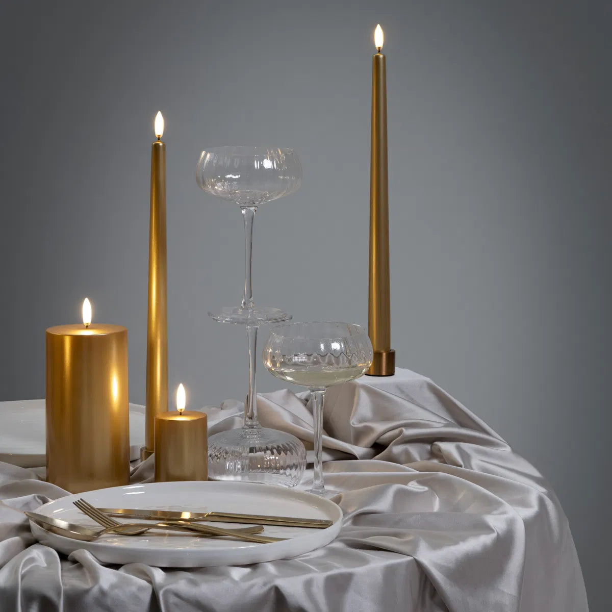 LED pillar candle, Gold finish, Smooth, 7,8x15 cm