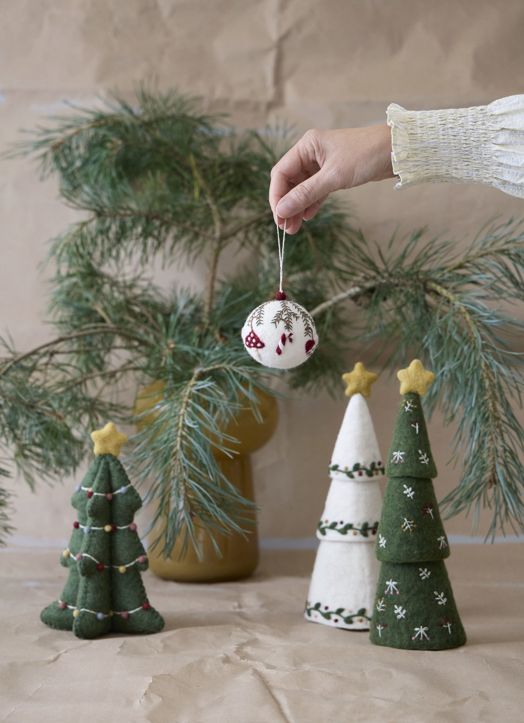 Hvid julekugle med ornamenter – Gry & Sif i en dekoration med øvrig pynt