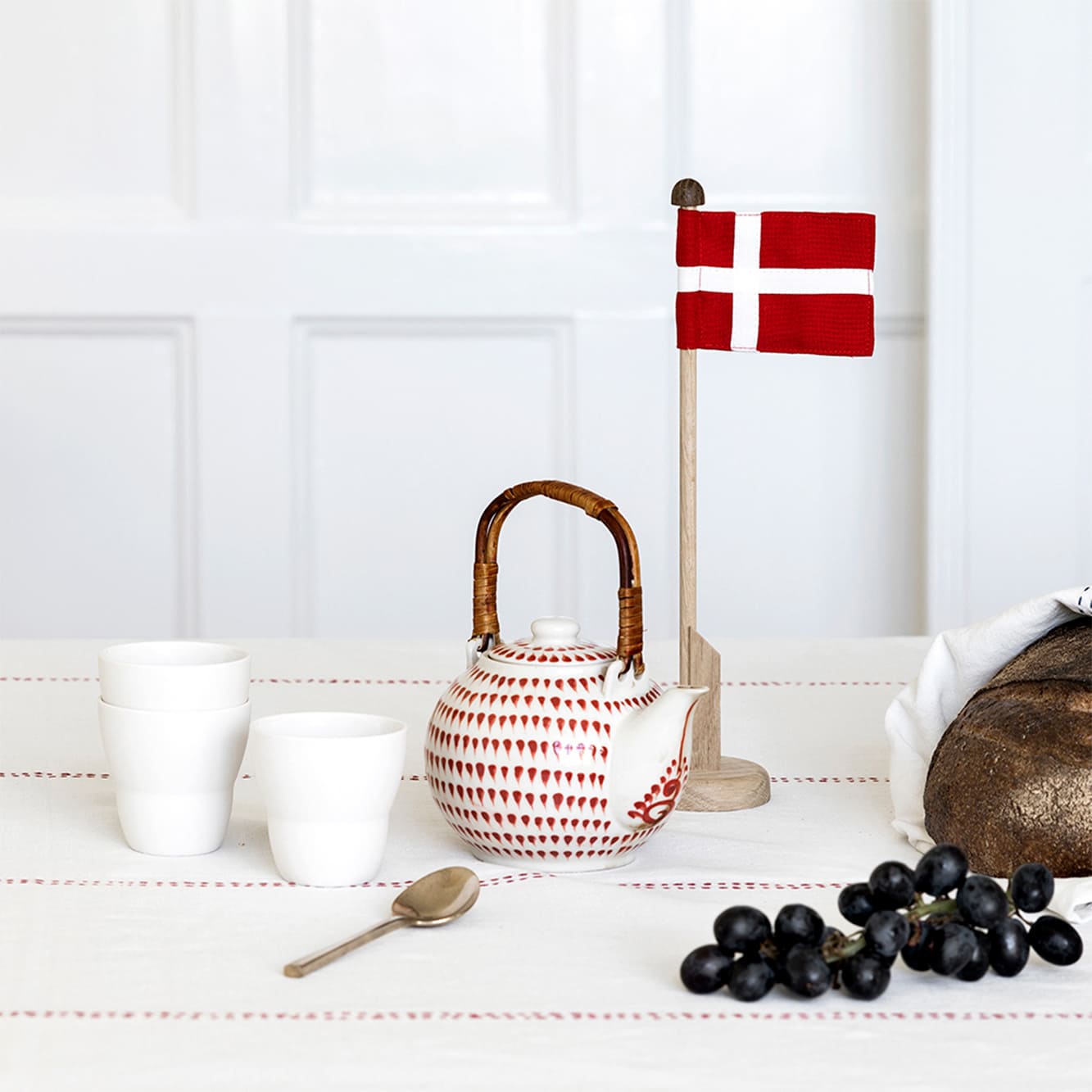 Bordflagstang i egetræ med Dannebrog