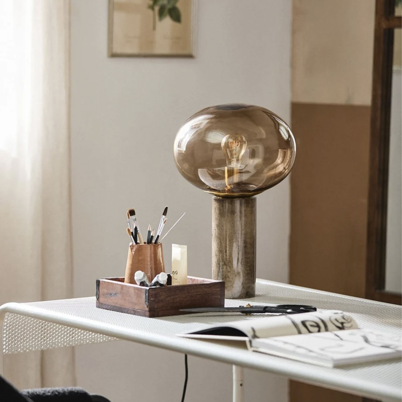 BES BORDLAMPE I MARMOR MED GLAS